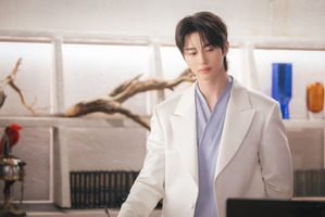 IU×ビョン・ウソクが花火の演出に感嘆！「21世紀の大君夫人」1話・2話ビハインド映像公開、特別出演のホ・ナムジュンも登場 画像