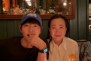 “次回作の相談？” ソン・ジュンギ、『Pachinko パチンコ』原作者と米国で親交を深めた！【PHOTO】 画像