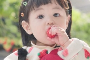 「ママにそっくり」シム・ヒョンタクの愛息子ハルくん、おかっぱ頭で可愛い“いちご王子”に！ 画像