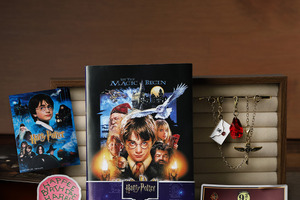 『ハリー・ポッター』25周年記念、毎月25日に新商品販売 第一弾はブローチ、ポストカード、ステッカー 画像