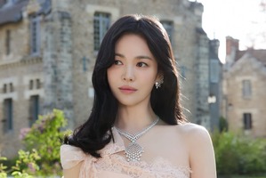 女優ソン・ヘギョ、パリで魅せた圧倒的な美しさ…大胆なシースルードレス姿に女優仲間もうっとり【PHOTO】 画像