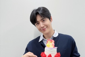 40歳になった俳優キム・ソンホ、日本での近況。誕生日ケーキを手に優しく“えくぼスマイル”【PHOTO】 画像