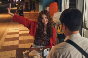 イム・ユナ“悪魔憑き女子”が大暴れ『プリティ・クレイジー』本編シーン アン・ボヒョンのメイキングカットも 画像