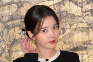 『21世紀の大君夫人』表題役のIUが謝罪文を発表「深く考えず…自分が恥ずかしい」 画像