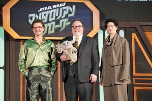 ペドロ・パスカルとジョン・ファヴロー監督が来日！中島裕翔が和傘で歓迎『スター・ウォーズ／マンダロリアン・アンド・グローグー』ジャパンプレミア 画像