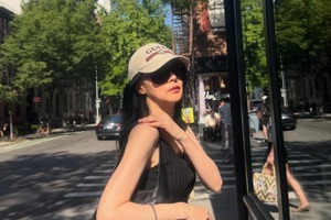 イ・ヨンエ、NYの街角でも圧倒的な存在感！飾らない私服姿で放った“オーラ”【PHOTO】 画像