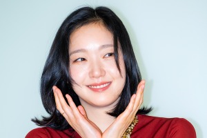 『トッケビ』女優キム・ゴウンがコレクションショーに登場！鮮やかな真っ赤なワンピースで視線を強奪【PHOTO】 画像