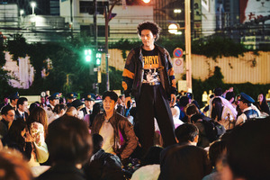 日本映画史上初のナイターロケ!?『TOKYO BURST-犯罪都市-』新宿で現金800万円ばらまき映像 画像