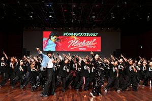 GENERATIONS中務裕太、キッズ172人にムーンウォークを生披露　浅田真央とダンスコラボ『Michael／マイケル』 画像