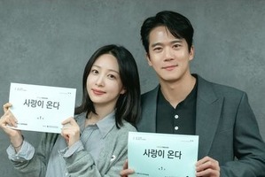 ハ・ソクジン×EXIDハニ共演の新ドラマが始動！“大人のロマンス”が待ち遠しい、台本読み合わせの様子 画像