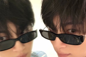 いたずらっぽさ全開！俳優ビョン・ウソク、サングラスからのぞく“無邪気な表情”が可愛すぎるっ【PHOTO】 画像