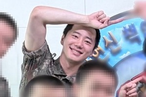坊主頭でもイケメン！入隊中の俳優イ・ジュニョン、同期との愉快な“軍隊ショット”が話題！ 画像