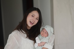 『太陽を抱く月』女優ナム・ボラ、愛息にメロメロ！緊急帝王切開での出産から1カ月の近況【PHOTO】 画像