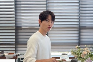 ソン・ジュンギ、2児の父になっても変わらぬ“少年美”。ドラマ撮影中の近況公開【写真】 画像