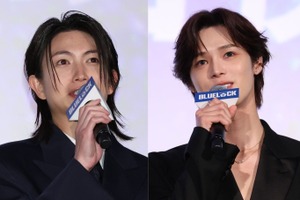 「最高の相棒」「凪玲王可愛すぎ」綱啓永、K（＆TEAM）と『ブルーロック』“相棒”おんぶショット公開 画像