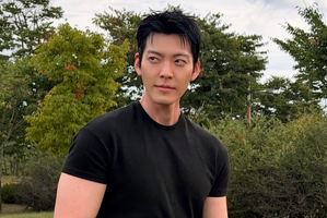 俳優キム・ウビン、“規格外の肉体美”に熱視線！シンプル服で魅せる究極の神スタイル【写真】 画像