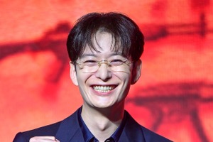 韓ドラのロケ地を満喫する岡田将生のお茶目な姿…誕生日のプライベートショットに反響【写真】 画像