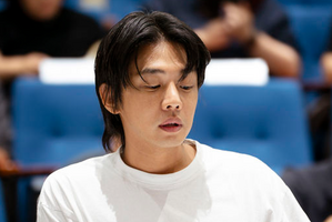 薬物騒動で“執行猶予中”の俳優ユ・アインが電撃復帰！3年ぶり復帰作の台本読み合わせに姿を現す 画像