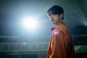 パク・ジニョン演じる“若返り”教祖が規格外パワー披露『ハイファイブ！』ポスター＆予告編 画像