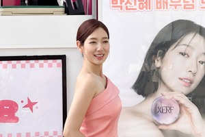 本当に妊娠中…!? パク・シネ、スリムすぎるドレス姿で“女神オーラ”全開！【写真】 画像