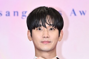 キム・スヒョンが“約1年ぶり”にファンの前へ…私生活騒動を乗り越え明るい笑顔をみせる 画像