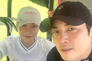 変わらぬアツアツぶり！チュ・サンウク夫妻、お揃いウェアで休日のゴルフデート【写真】 画像