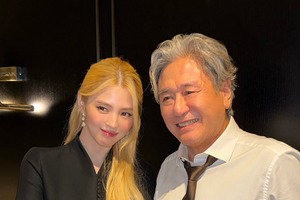これが韓国版『マイ・インターン』の雰囲気！ハン・ソヒ、大先輩チェ・ミンシクの隣で輝く“圧倒的オーラ”【写真】 画像