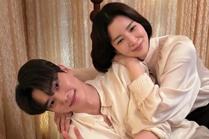 『SKYキャッスル』女優ユン・セアがソン・ガンの肩にちょこん…“密着ショット”にファン騒然！【写真】 画像