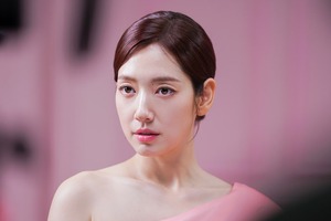 「本当に妊婦さん…？」出産目前の女優パク・シネが魅せた“歴代級”の清楚な美貌【写真】 画像
