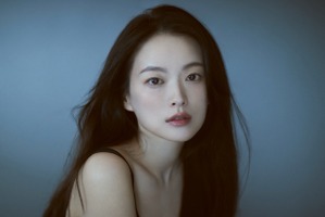 『マイ・ユース』女優チョン・ウヒ、ギャップで魅せる“白と黒”の振り幅で魅了【写真】 画像