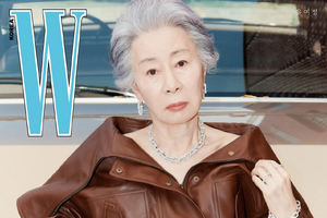 79歳女優ユン・ヨジョン、年齢を超越した美しさと貫禄のオーラ…白髪も“唯一無二の魅力”【写真】 画像