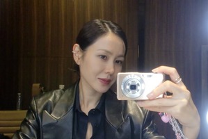 まるで時間が逆戻り？ソン・イェジン、鏡越しの自撮りで見せた“人形のような”美貌【写真】 画像