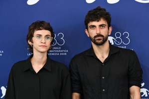 拍手喝采にも厳しい表情…ガザ地区に関するドキュメンタリー映画『NAZA』、ヴェネチア国際映画祭で史上最長25分間のスタオベ 画像