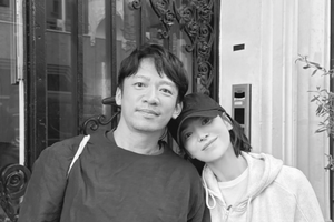女優ソン・ヘギョ、日本のメイクアップアーティストとの密着ツーショット！モノクロ写真で放つ“格別なオーラ”【写真】 画像