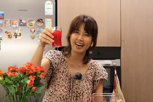 57歳女優シン・エラ、毎朝の習慣で腸活！10種類の野菜で作る特製ジュースで「肌の調子もよく、健康に」 画像