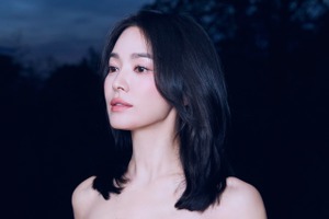 「ルーヴルに飾るべき」女優ソン・ヘギョ、彫刻も嫉妬する“CG級”の女神ビジュアル【写真】 画像