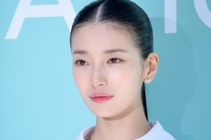 「国民の初恋」女優ペ・スジ、端正な“オールバック”で次元を超えた美貌更新中！ 画像