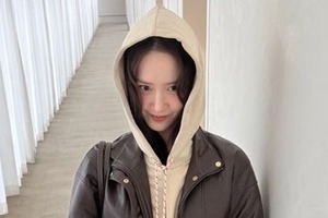 少女時代ユナ、36歳とは思えない若々しさ　秋コーデの近況ショットが話題 画像
