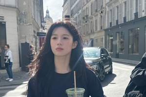 ボーッとした表情も可愛すぎる！女優コ・ユンジョン、パリ滞在中のオフショット【写真】 画像