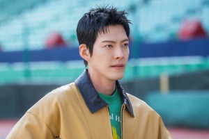 キム・ウビンが4年ぶりにテレビドラマ復帰！高校野球部の監督に扮する新作『ギフト』のスチール初公開 画像