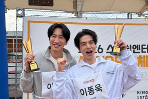 優勝カップに熱いキス…！俳優イ・ドンウク、事務所の運動会で無双の大活躍【写真】 画像