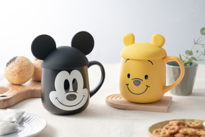 ミッキー＆プーさんの耳型フタがかわいい！「蓋付フェイスマグ」11月2日発売 画像