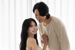 推しだった韓国スターと結婚した彩音さん、第2子出産を控えてマタニティフォトを公開【写真】 画像