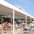 伝説のカフェ再現したビーチハウス「カフェドロペラメール」今年も葉山に出現・画像