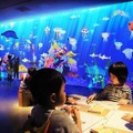 夏はクリエイティブな体験を！「チームラボ お絵かき水族館」がファミリア銀座本店にて開催・画像