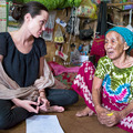 アンジェリーナ・ジョリー、ミャンマーの90歳の難民と対面・画像