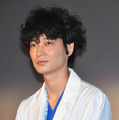 綾野剛、産婦人科役でついつい妊婦の友人を健診？・画像