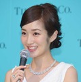 高梨臨、ティファニージュエリー2億2,000万円纏う「プロポーズはサプライズがいい」・画像
