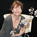 ジェーン・バーキンが復興支援のため仏より緊急来日　桜を手に日本にエール！・画像