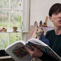 ドーナル・グリーソン、“ウサギ”と本気の大げんか！『ピーターラビット』本編映像・画像